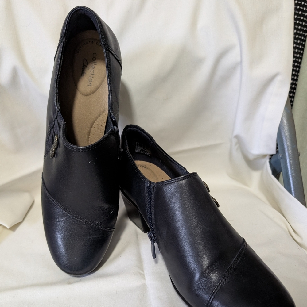 Clarks Navy Blue Leather Ankle Boots Sz 9 - Picture 2 of 7